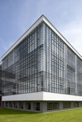 Bauhausgebäude Dessau, Glasfassade (Walter Gropius 1925/26); Foto: Tadashi Okochi © Pen Magazine, 2010, Stiftung Bauhaus Dessau 