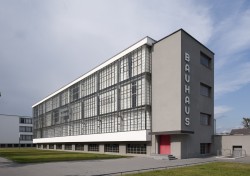 Bauhausgebäude Dessau, Außenansicht Foto: Christoph Petras, 2011, Stiftung Bauhaus Dessau 